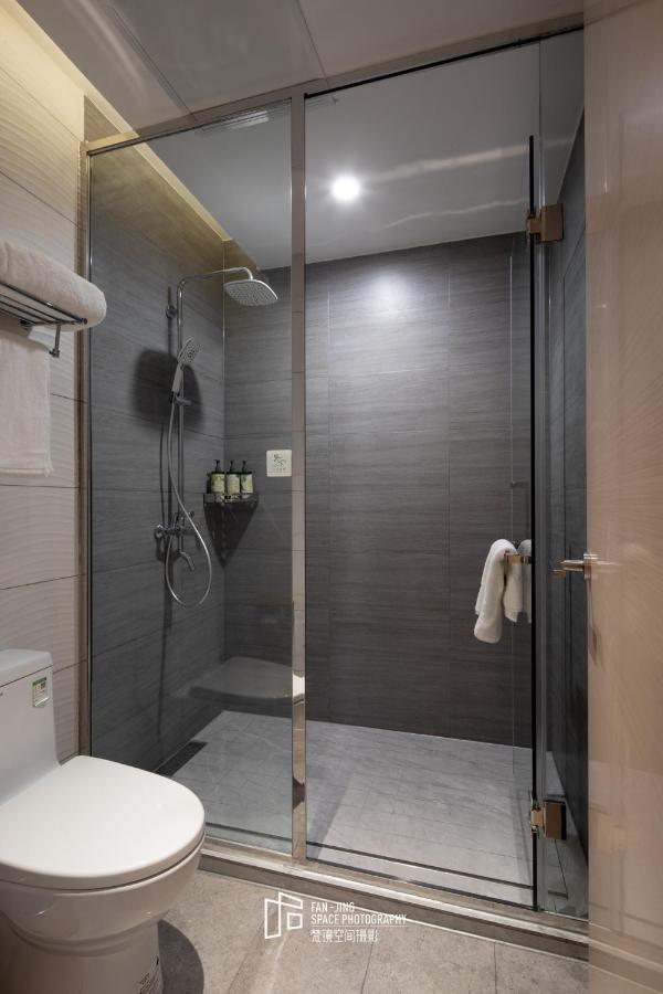 Campanile Hotel Wuhan Zhongnan Road Metro Station Esterno foto