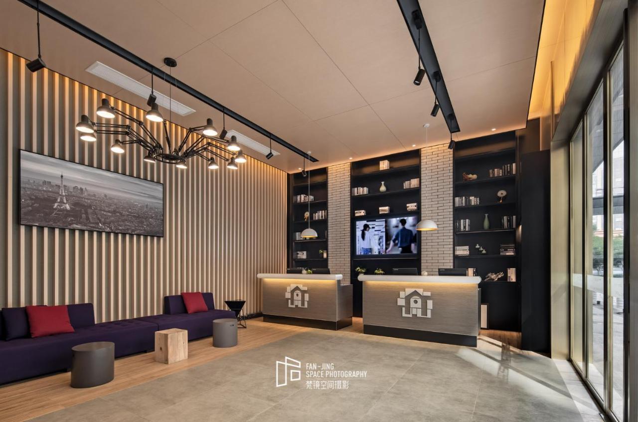 Campanile Hotel Wuhan Zhongnan Road Metro Station Esterno foto