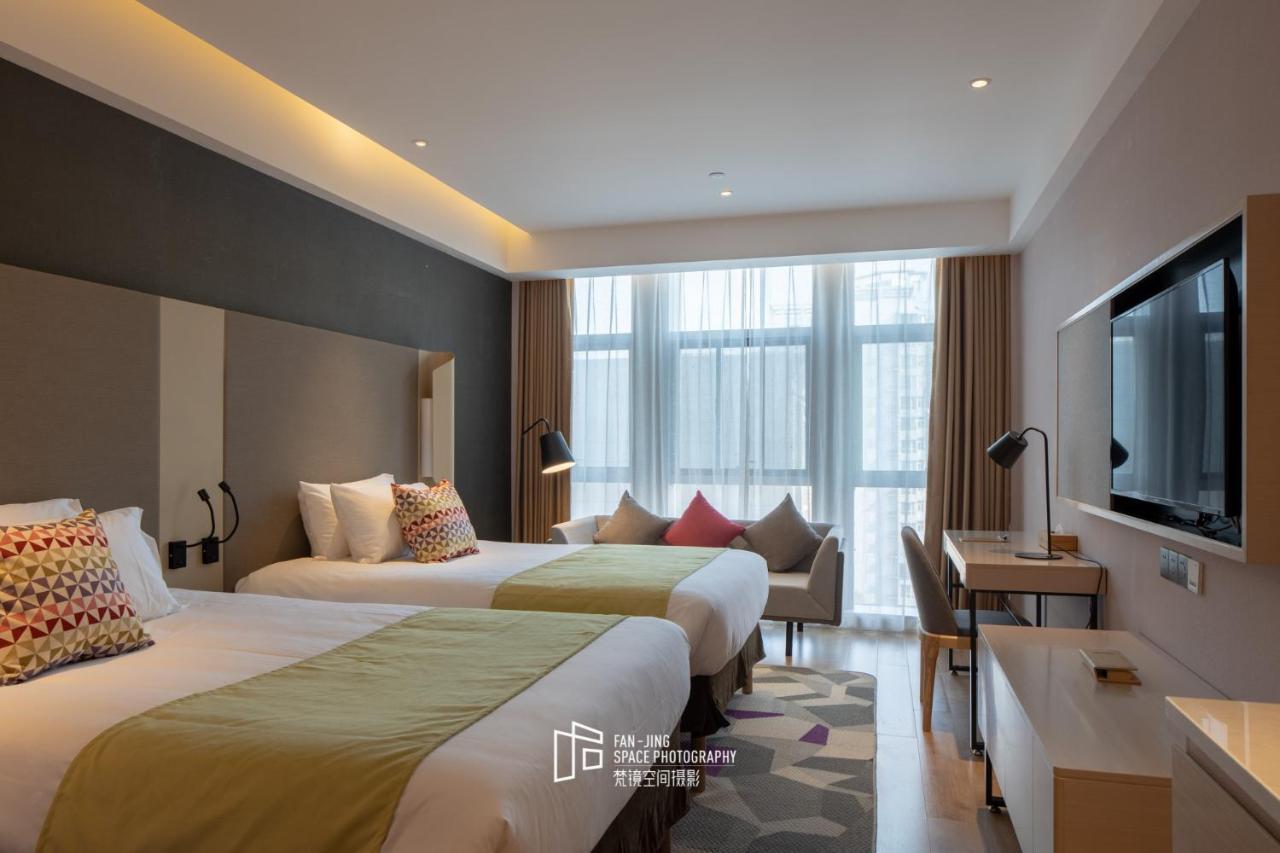Campanile Hotel Wuhan Zhongnan Road Metro Station Esterno foto