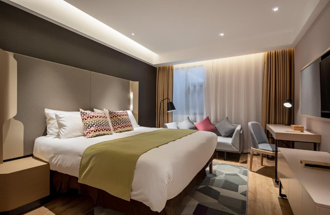 Campanile Hotel Wuhan Zhongnan Road Metro Station Esterno foto
