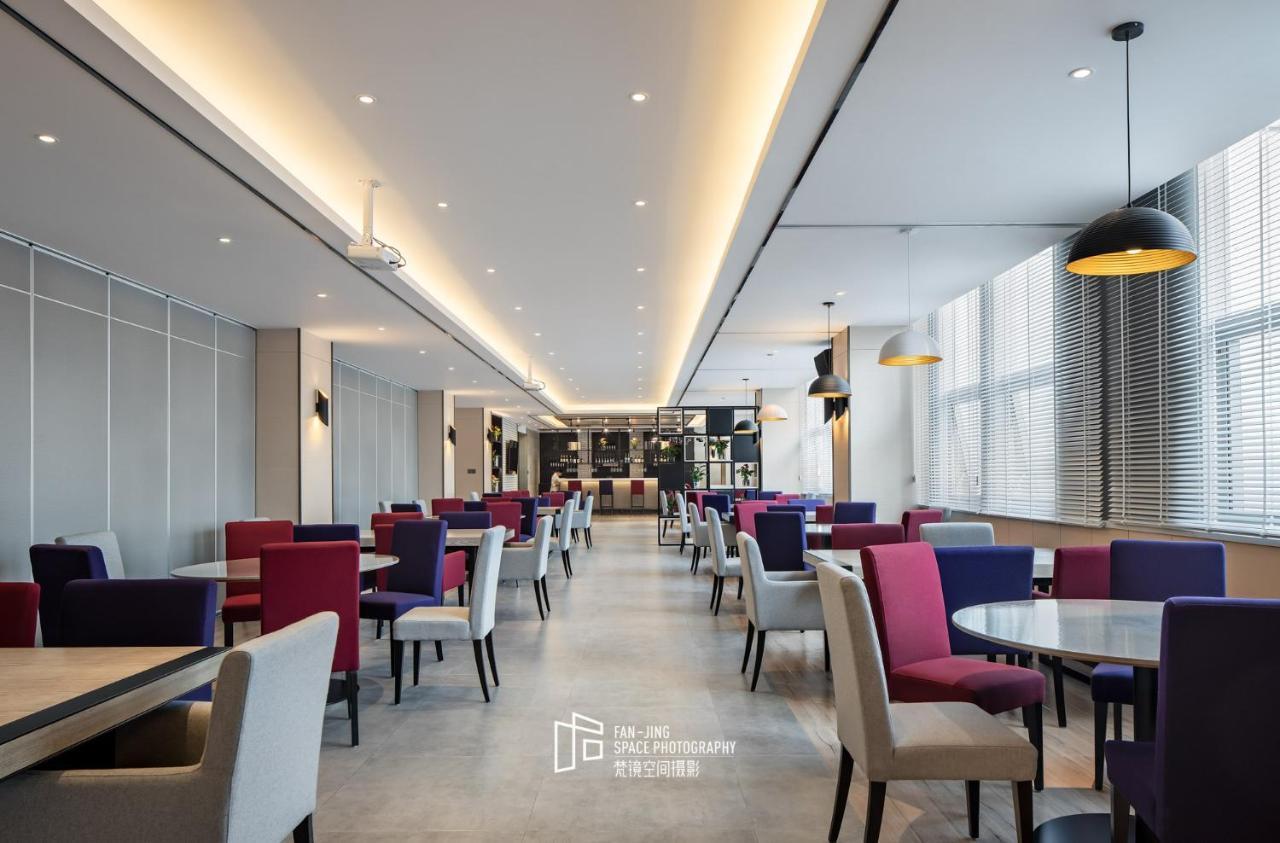 Campanile Hotel Wuhan Zhongnan Road Metro Station Esterno foto