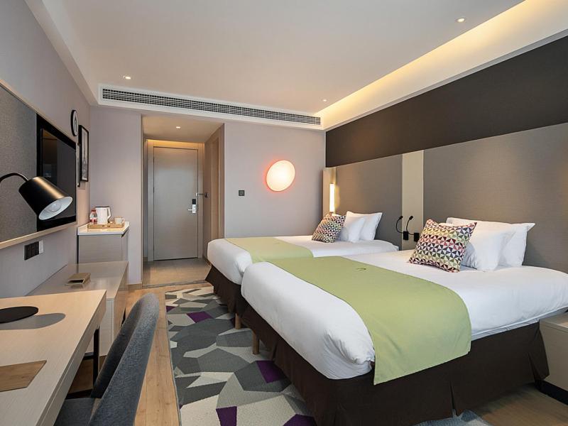 Campanile Hotel Wuhan Zhongnan Road Metro Station Esterno foto